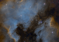NGC7000 et IC5070 (nébuleuse América et le Pélican). 460ex/Ts80+redx0.79. Mosaique de deux images: 2x(15x300 en Ha+ 10x150 en SII et OIII),flat et offset. Montalba Le Chateau