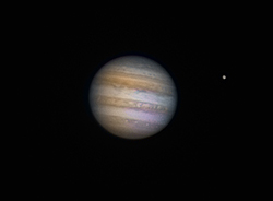 Jupiter en LRVB à 31°(7 Avril2017-01h17). C8 à F10/QHYIII290m. De Gauche à Droite: Io, Jupiter, Ganymède, Europe, Callisto.